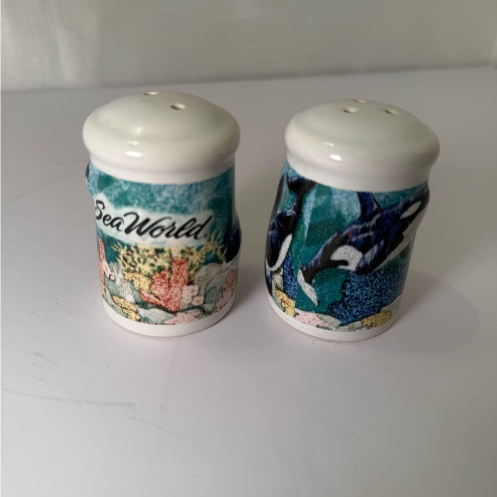 Sea World Killer Whale Shamu Salt and Pepper Shakers Florida Texas Souvenir
